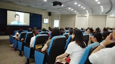 医院组织行政后勤人员观看警示教育片.jpg 医院组织行政后勤人员观看警示教育片.jpg